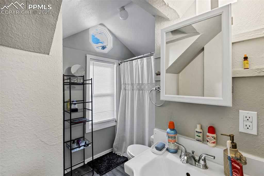 Image 40 of 50: Bathroom