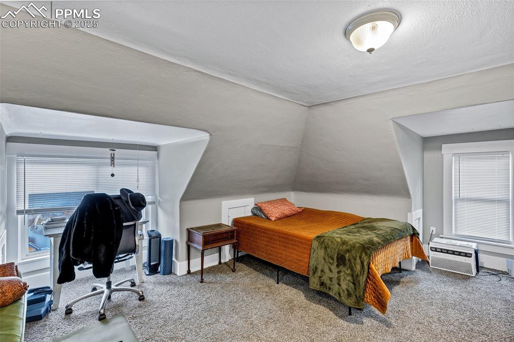 Image 45 of 50: Bedroom