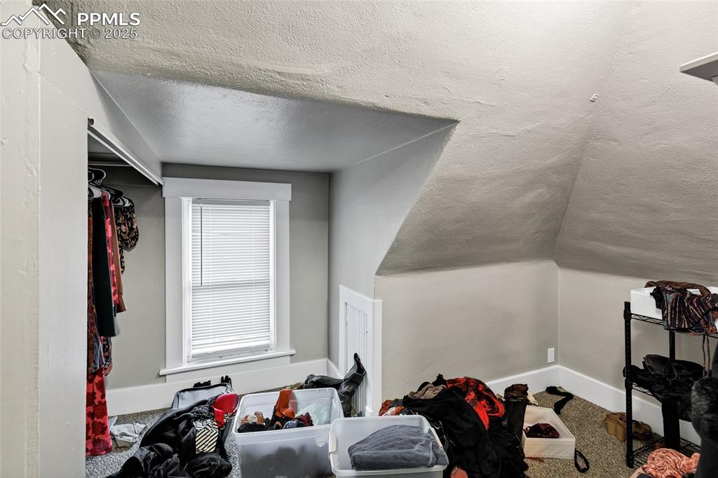 Image 47 of 50: Closet