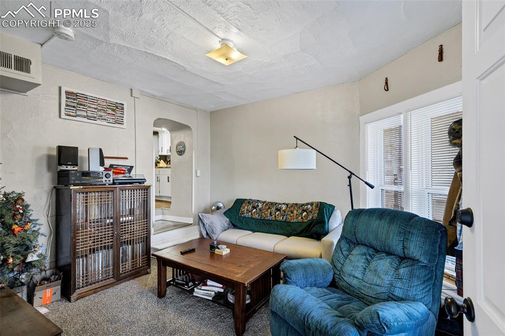 Image 7 of 50: Living Room