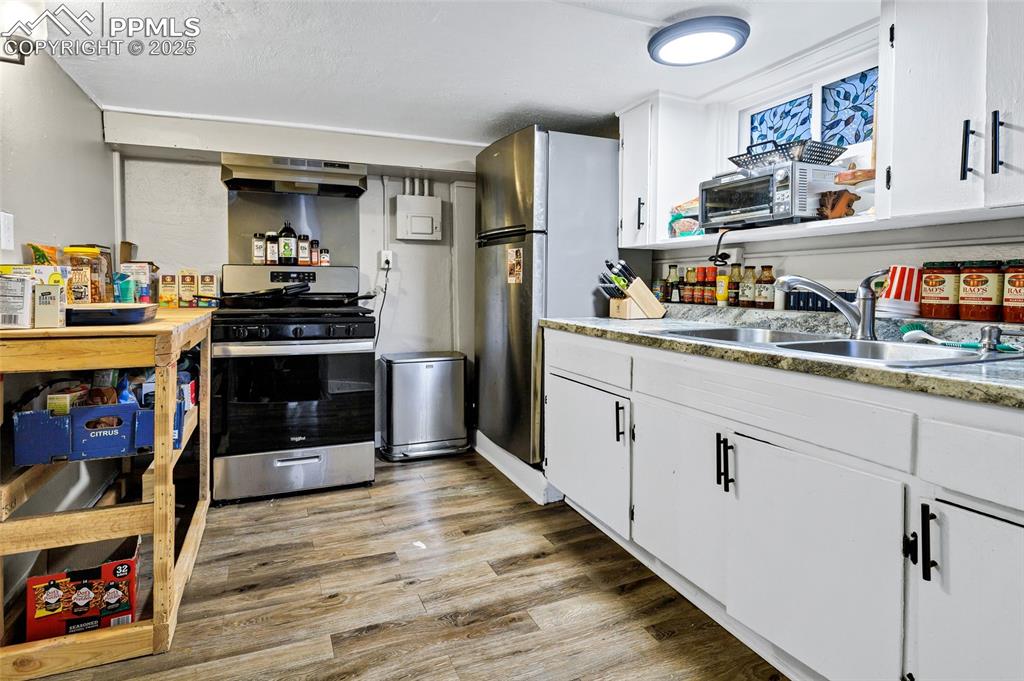 Image 9 of 50: Kitchen