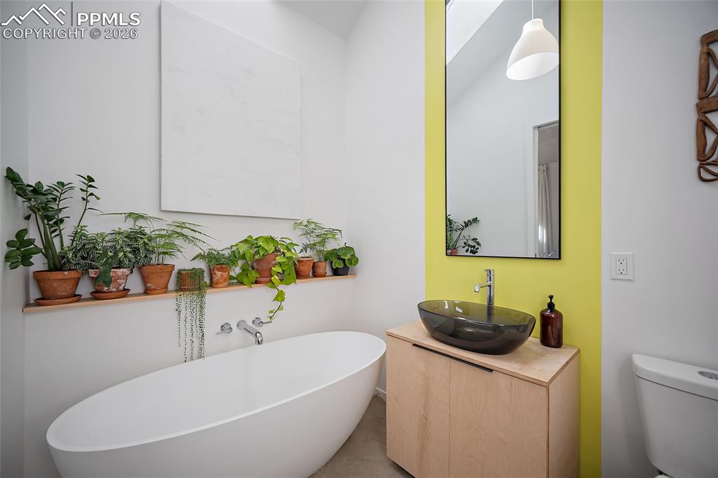 Image 32 of 50: Good sized second bedroom.