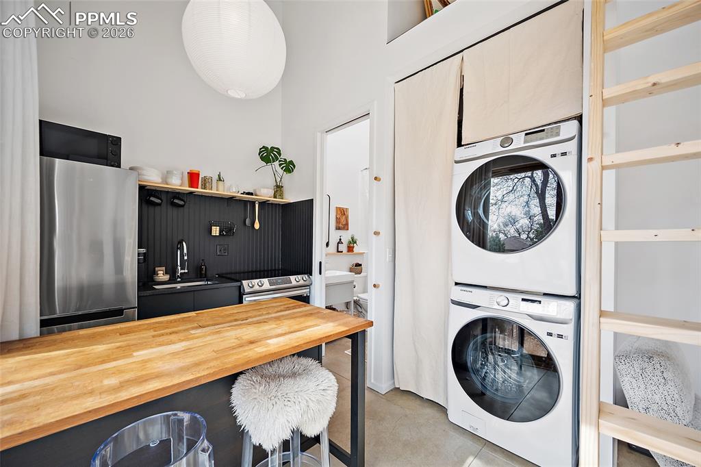 Image 37 of 50: Entrance to the Guest house.