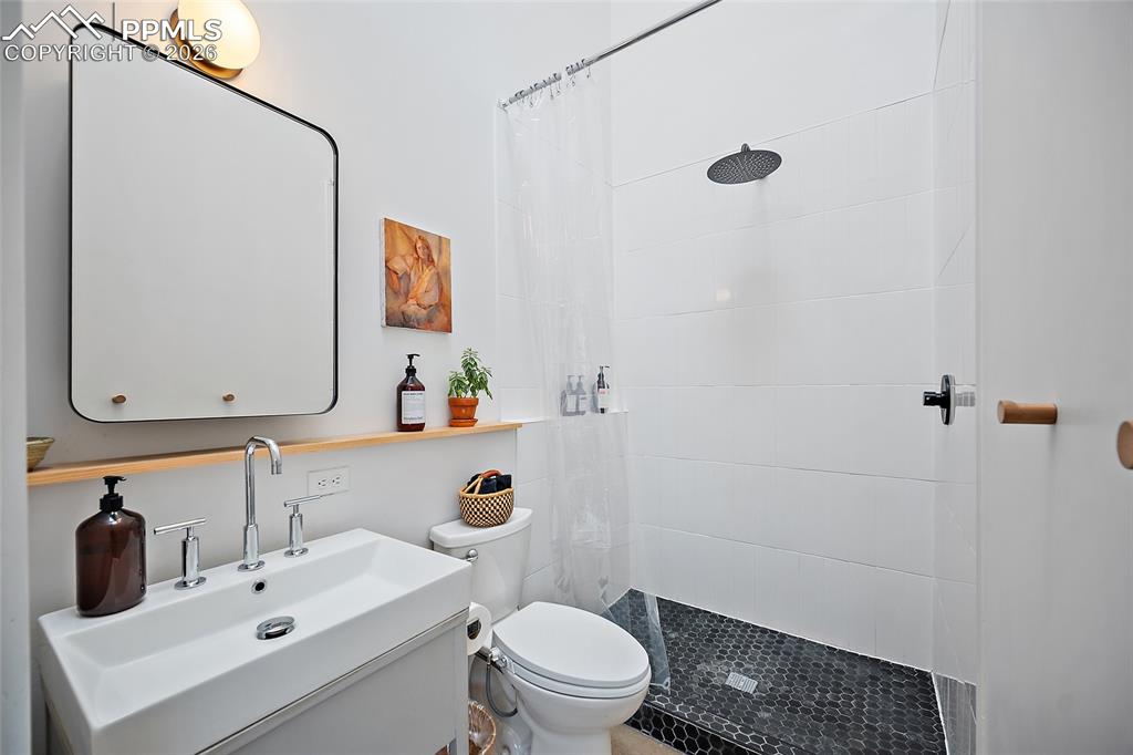 Image 41 of 50: Breakfast bar.