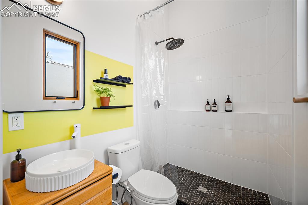 Image 44 of 50: Bathroom in the guest house.