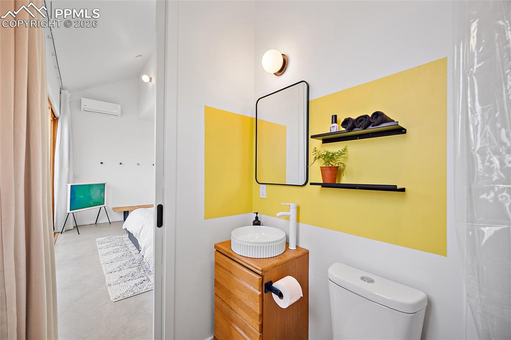 Image 45 of 50: Guest Bedroom.