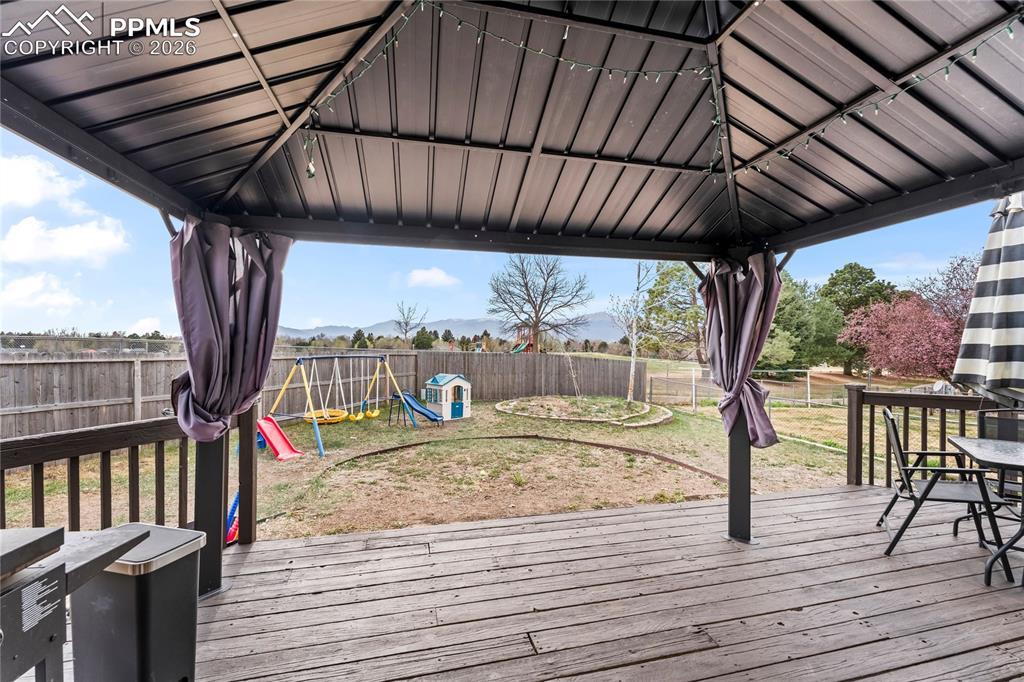 Image 11 of 11: Deck