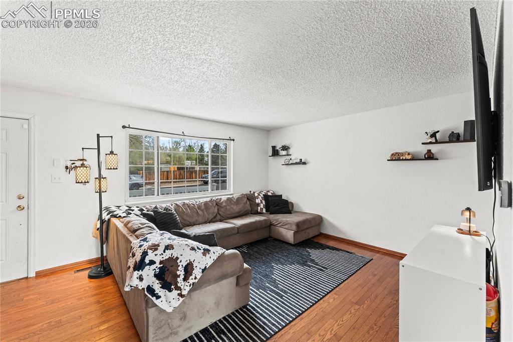 Image 3 of 11: Living Room