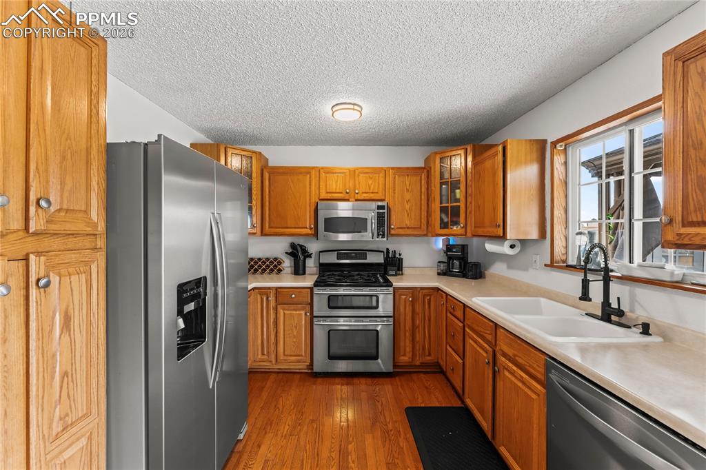 Image 5 of 11: Kitchen