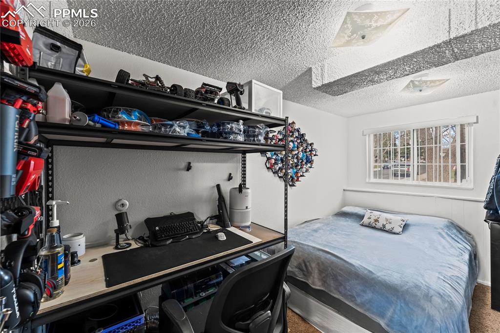 Image 7 of 11: Bedroom