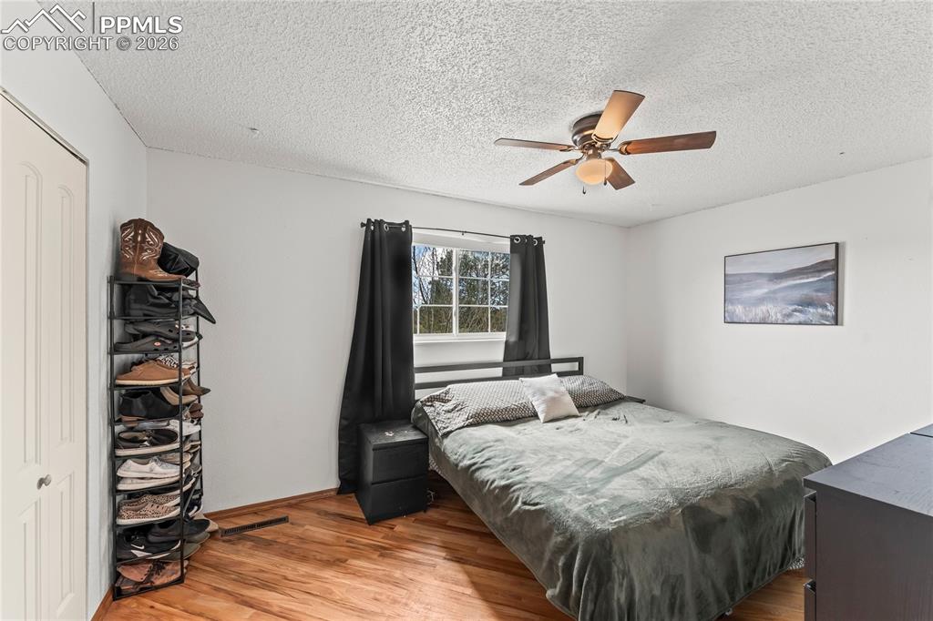 Image 8 of 11: Bedroom