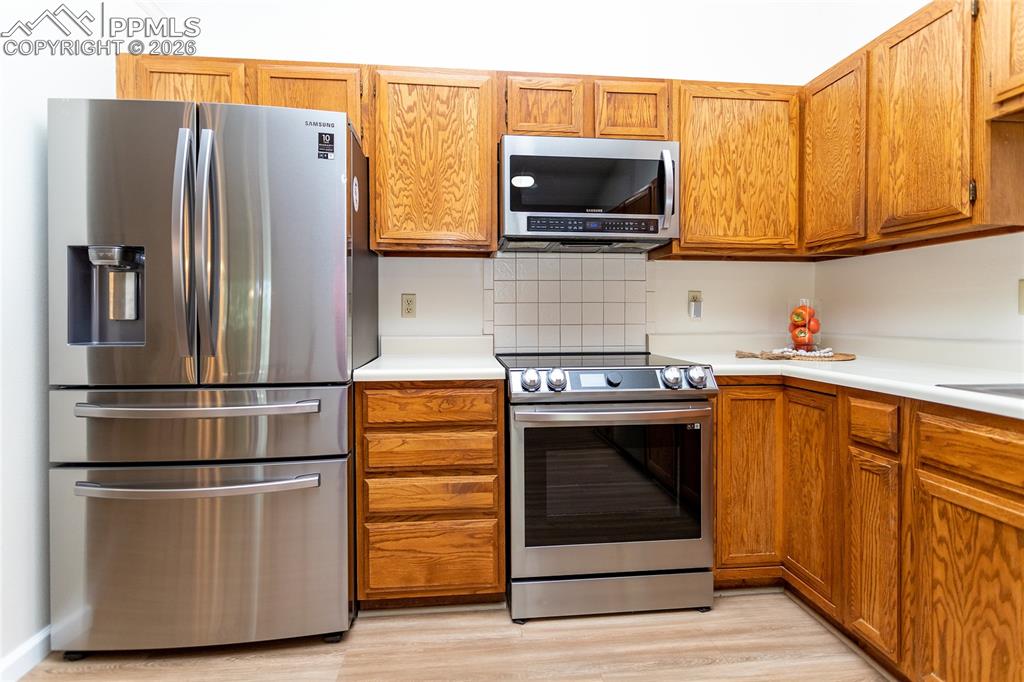 Image 13 of 49: Kitchen