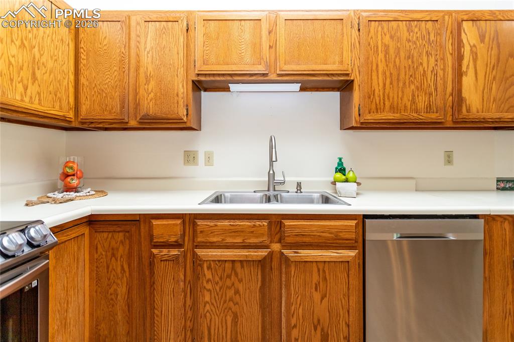 Image 14 of 49: Kitchen