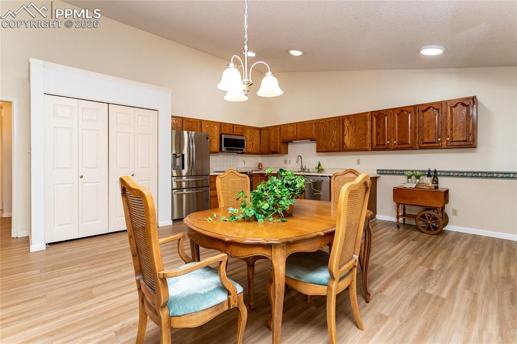 Image 15 of 49: Dining Area