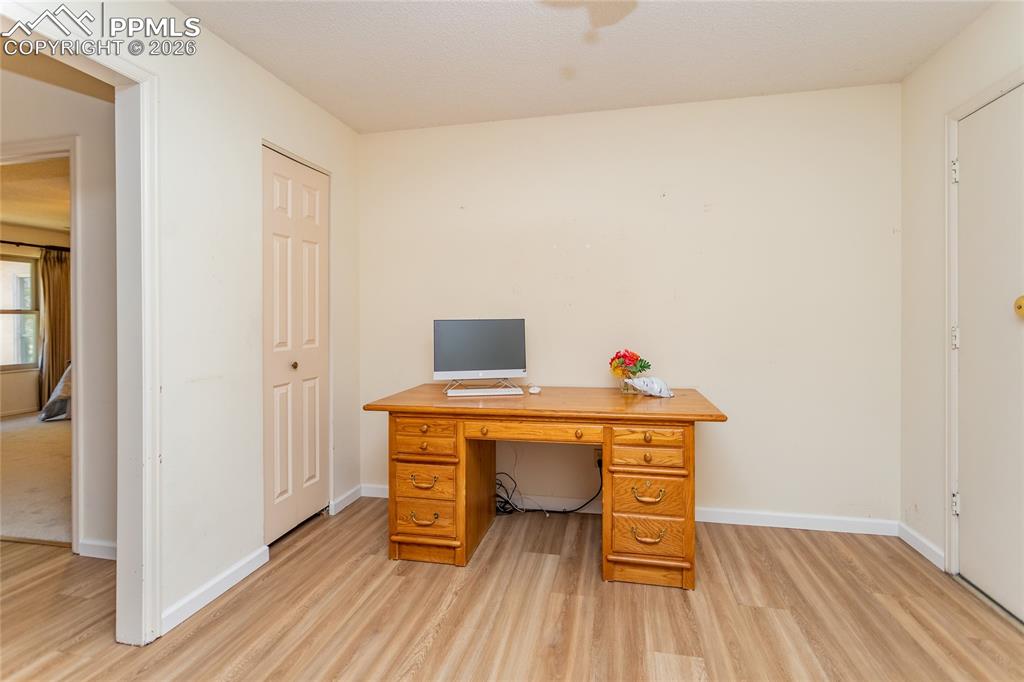 Image 25 of 49: Office