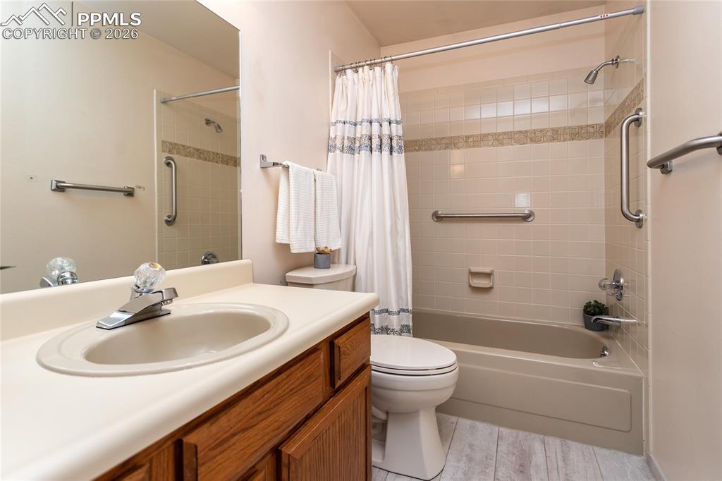 Image 26 of 49: Bathroom