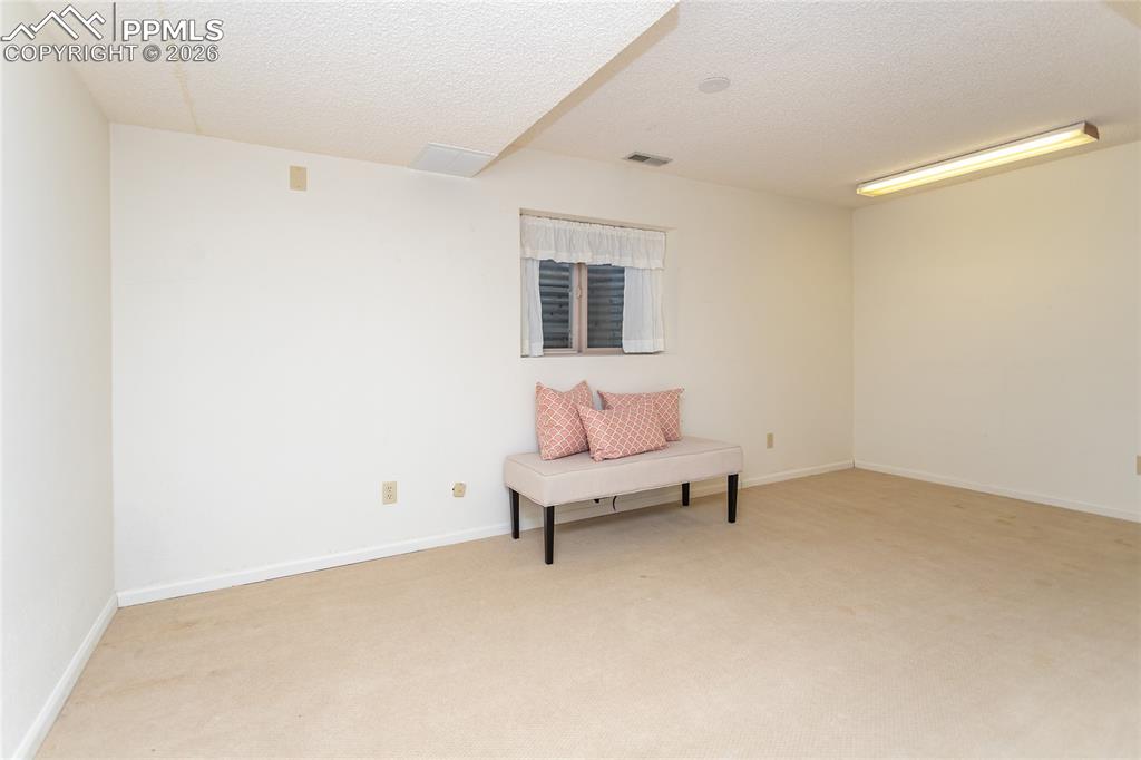 Image 39 of 49: Hobby Room