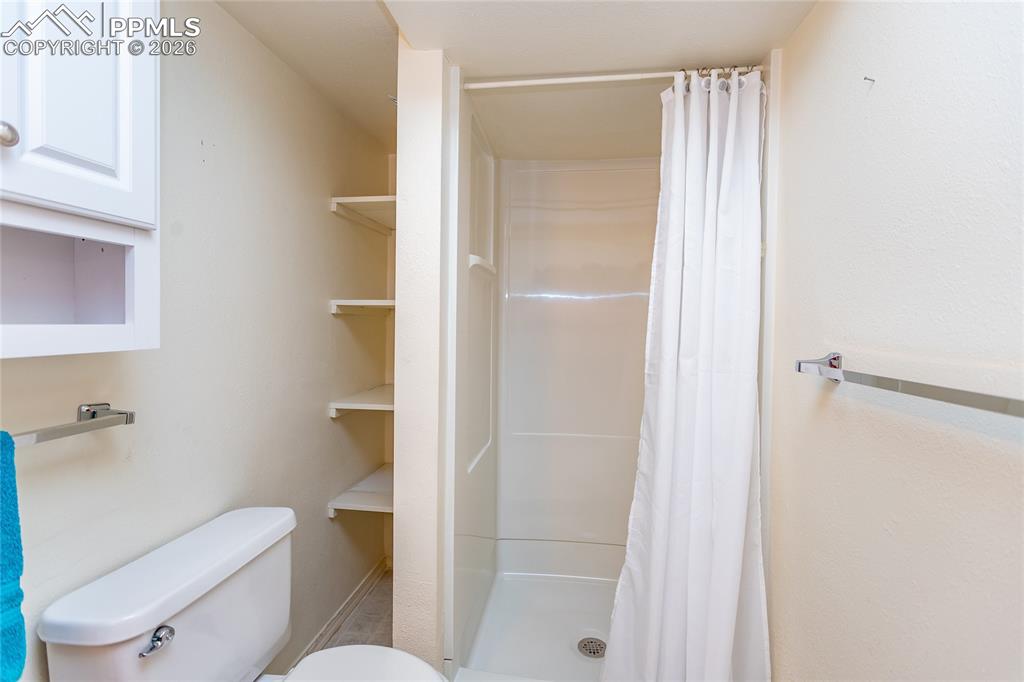 Image 45 of 49: Bathroom