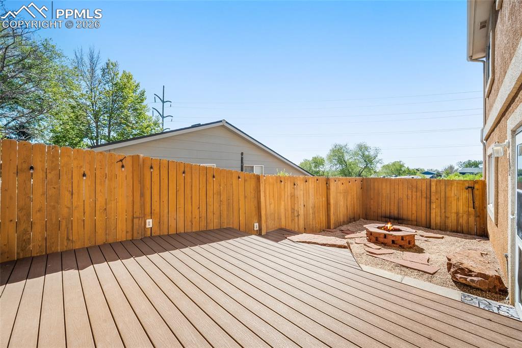 Image 18 of 22: Deck