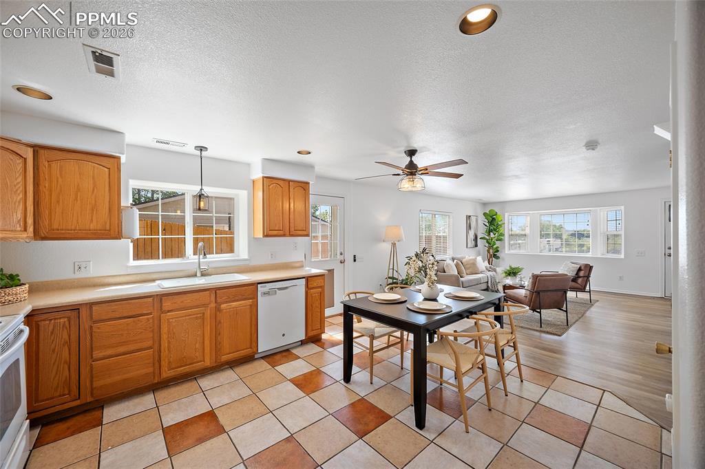 Image 7 of 22: Kitchen