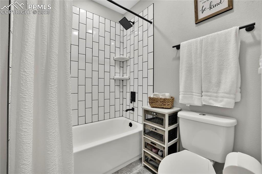 Image 32 of 36: Bathroom