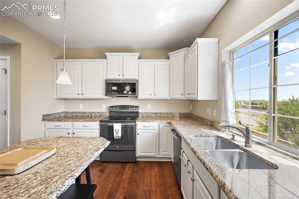 Image 10 of 40: Kitchen