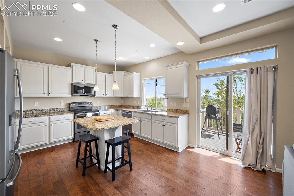 Image 11 of 40: Kitchen