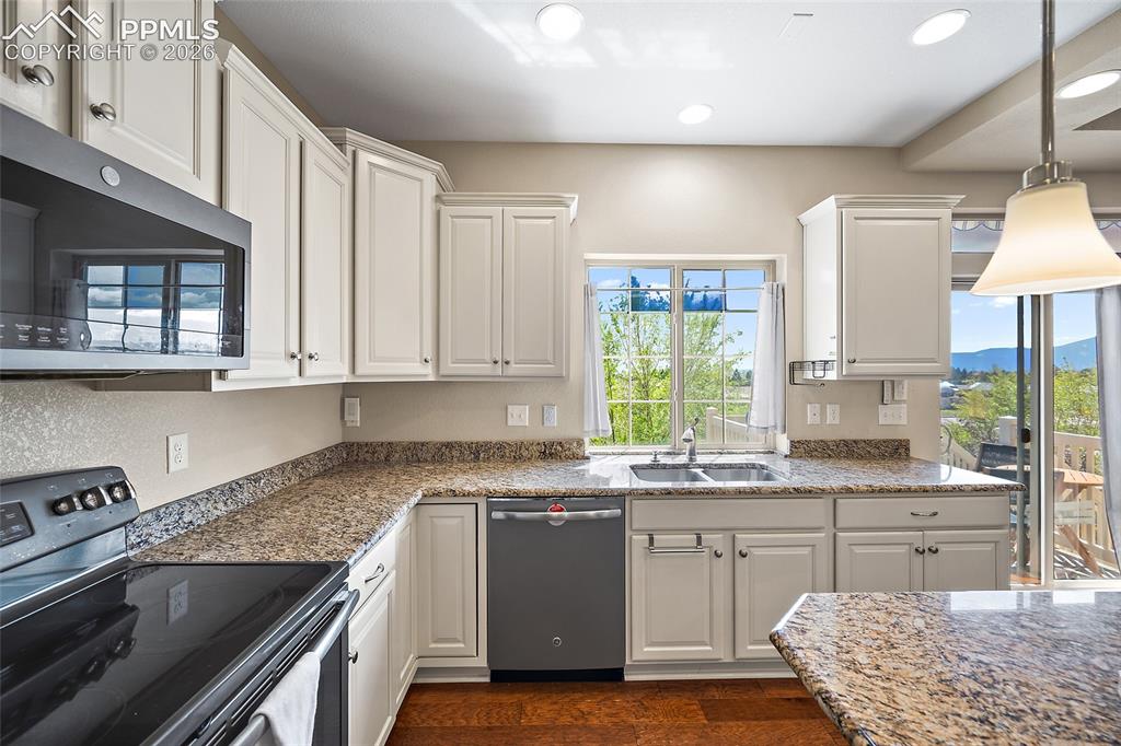 Image 12 of 40: Kitchen
