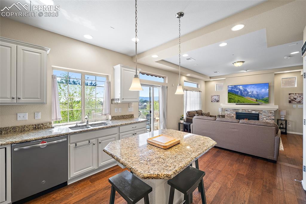 Image 13 of 40: Kitchen