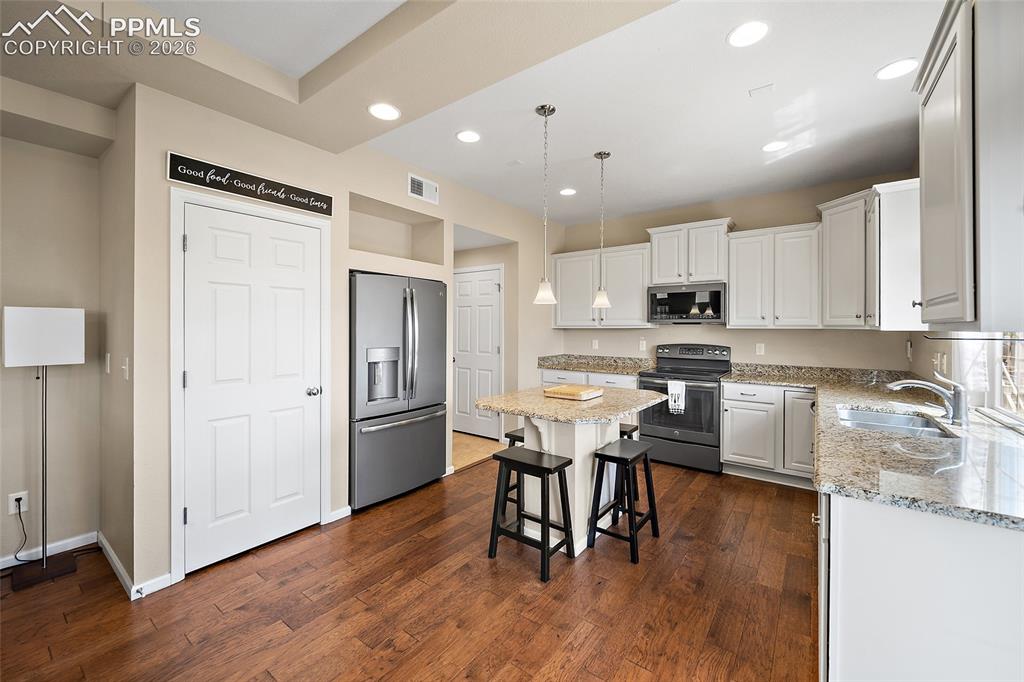 Image 9 of 40: Kitchen
