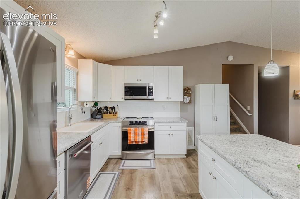 Image 14 of 49: Kitchen