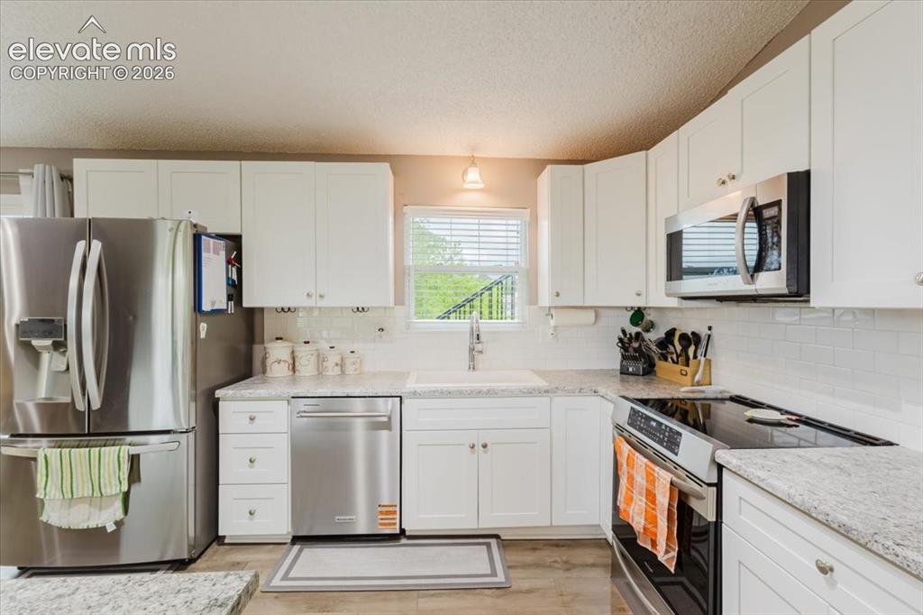 Image 15 of 49: Kitchen