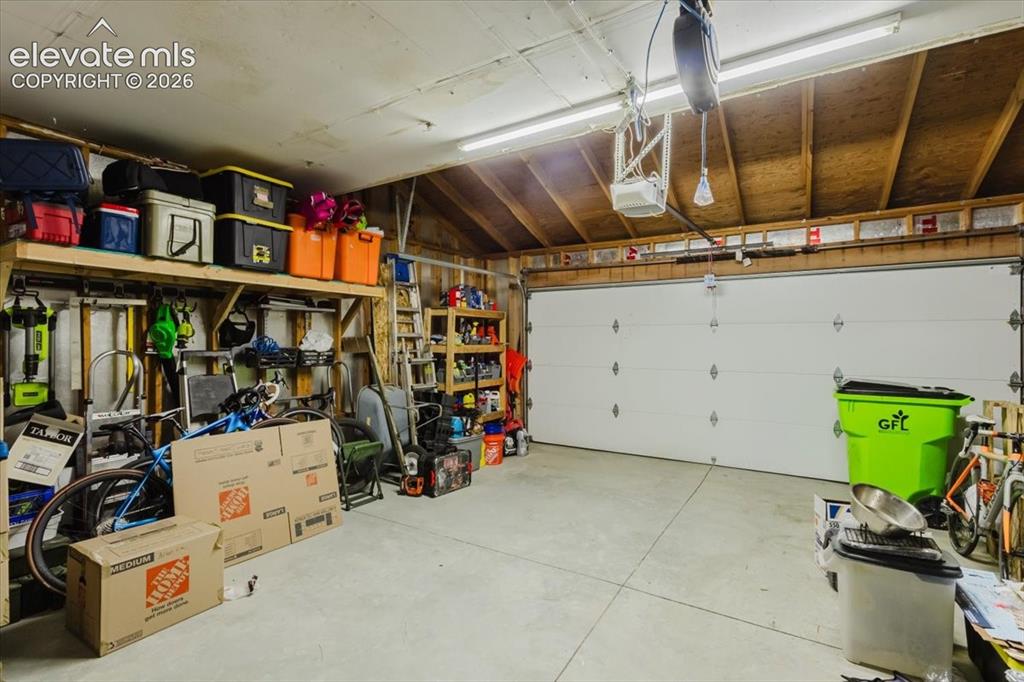 Image 16 of 49: Garage