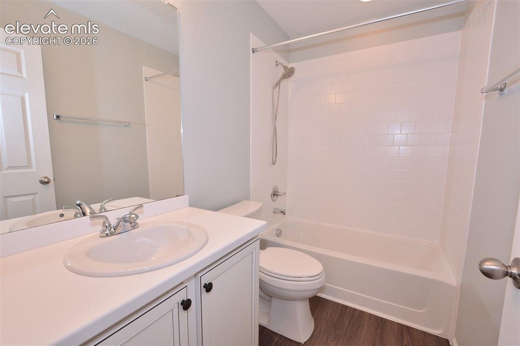 Image 15 of 20: Full bath on the upper level