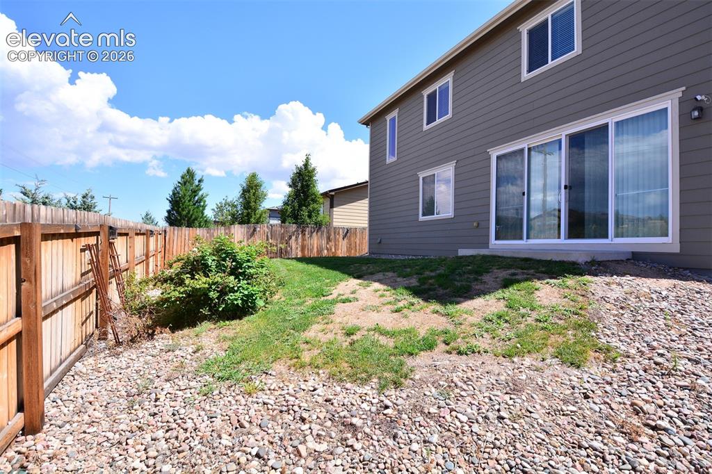 Image 18 of 20: Yard
