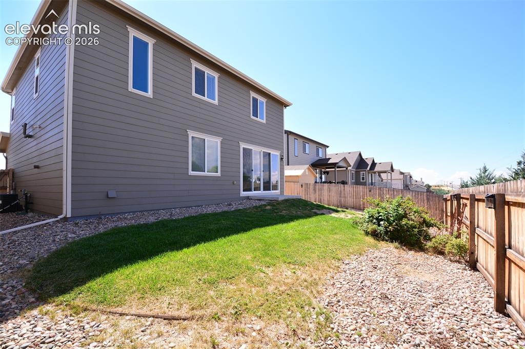 Image 19 of 20: Rear of home
