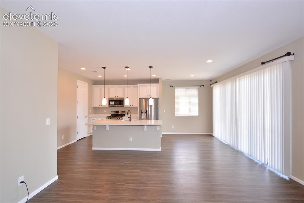 Image 7 of 20: Kitchen/Living room
