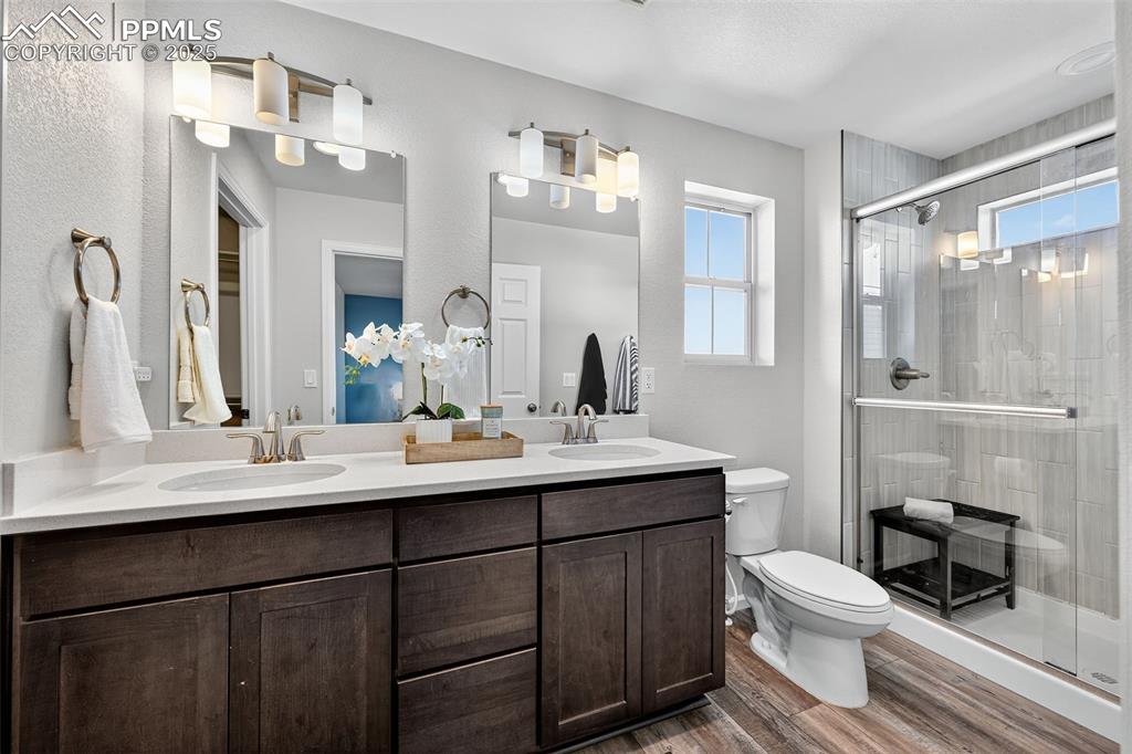 Image 13 of 32: PRIMARY EN-SUITE