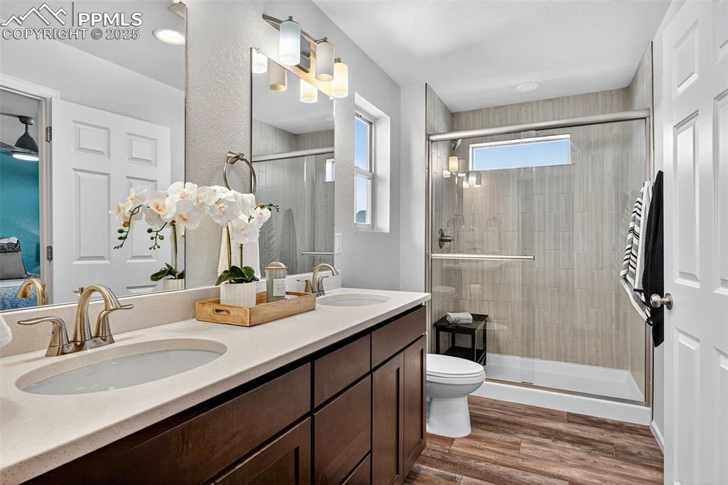 Image 14 of 32: PRIMARY EN-SUITE