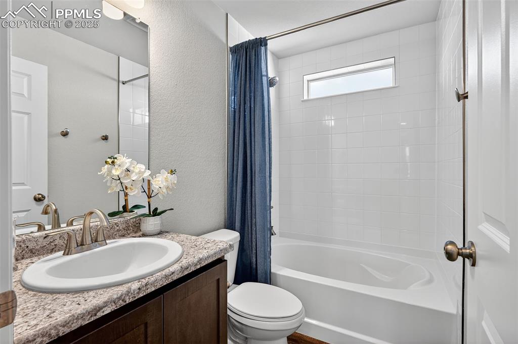 Image 17 of 32: UPPER LEVEL HALL FULL BATH