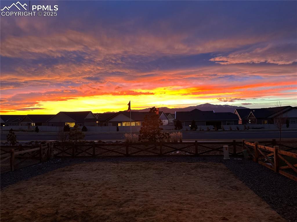 Image 27 of 32: Yard