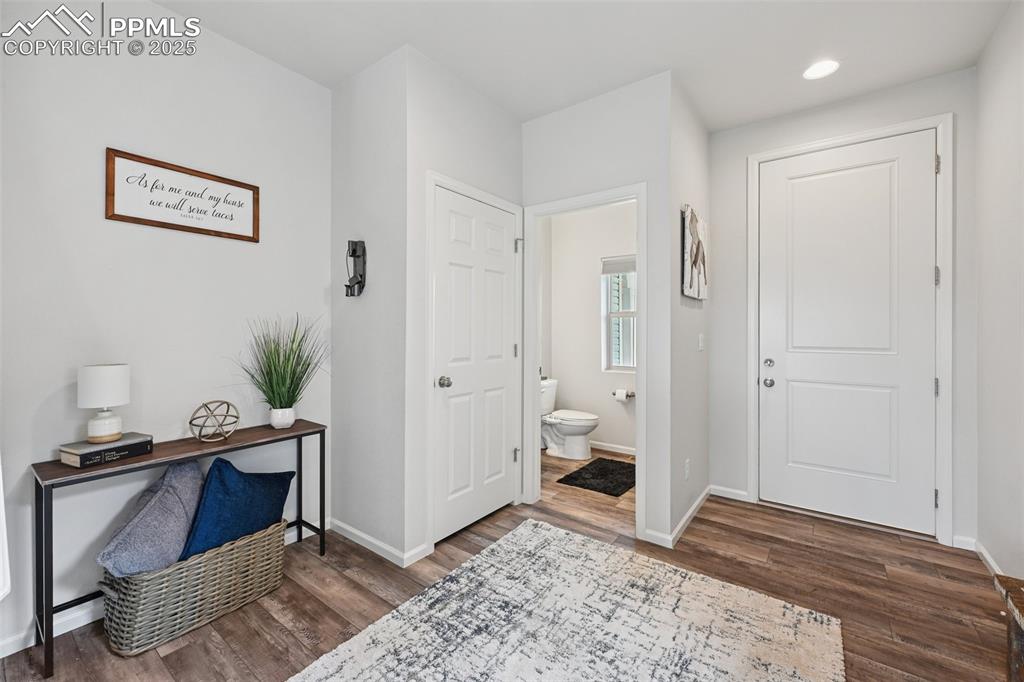 Image 4 of 32: FOYER W POWDER ROOM