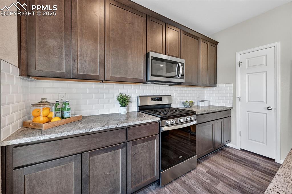 Image 9 of 32: Kitchen