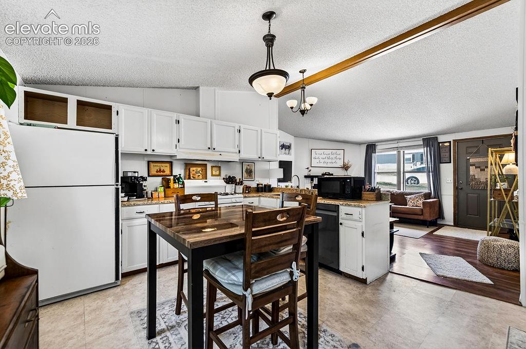 Image 15 of 50: Kitchen