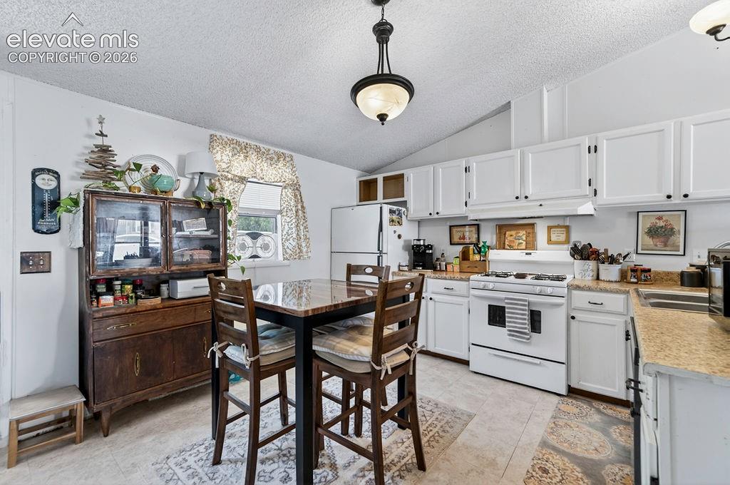 Image 16 of 50: Kitchen