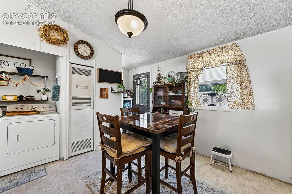 Image 17 of 50: Dining Area