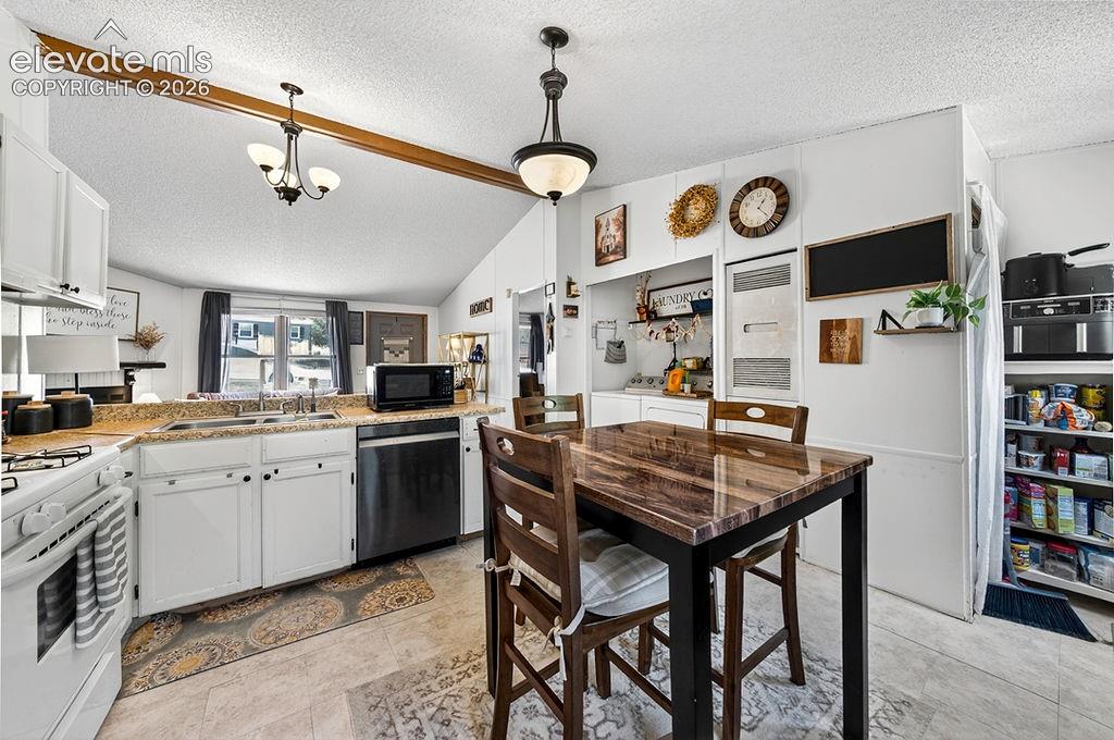 Image 19 of 50: Kitchen