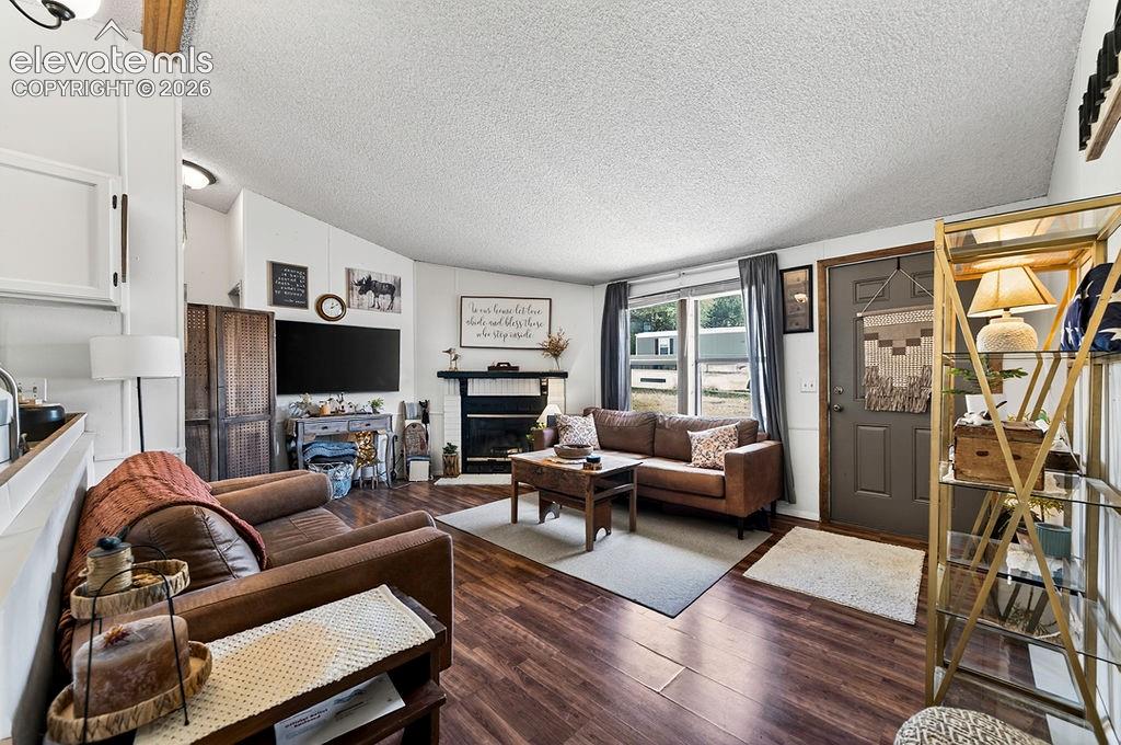 Image 8 of 50: Living Room