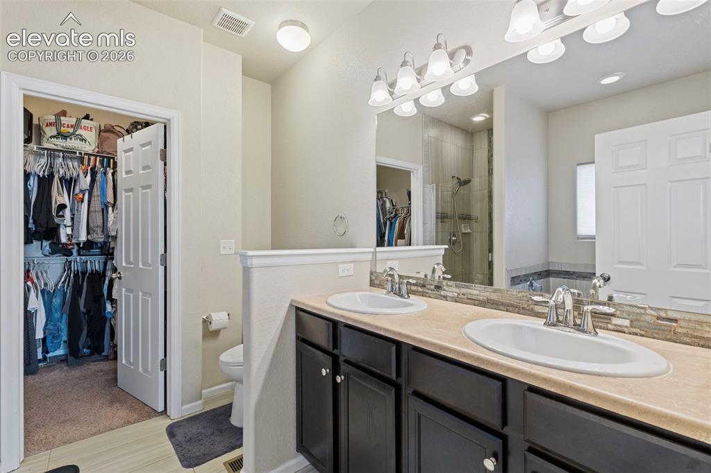 Image 14 of 27: Bathroom