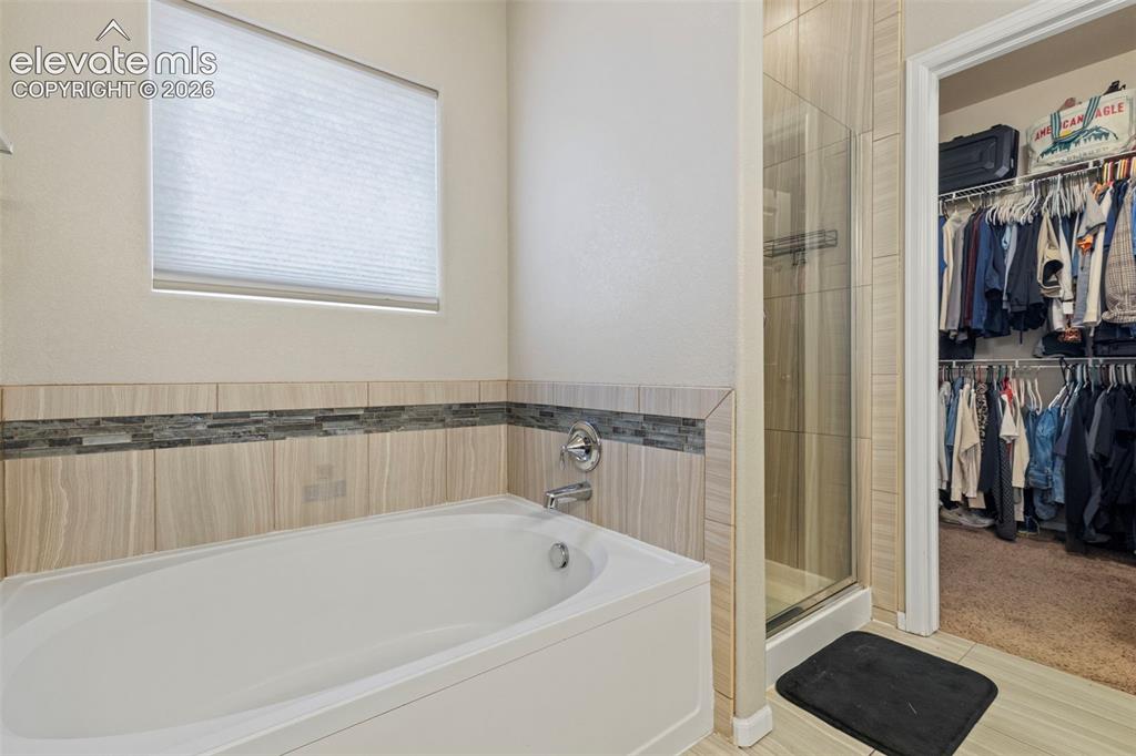 Image 15 of 27: Bathroom